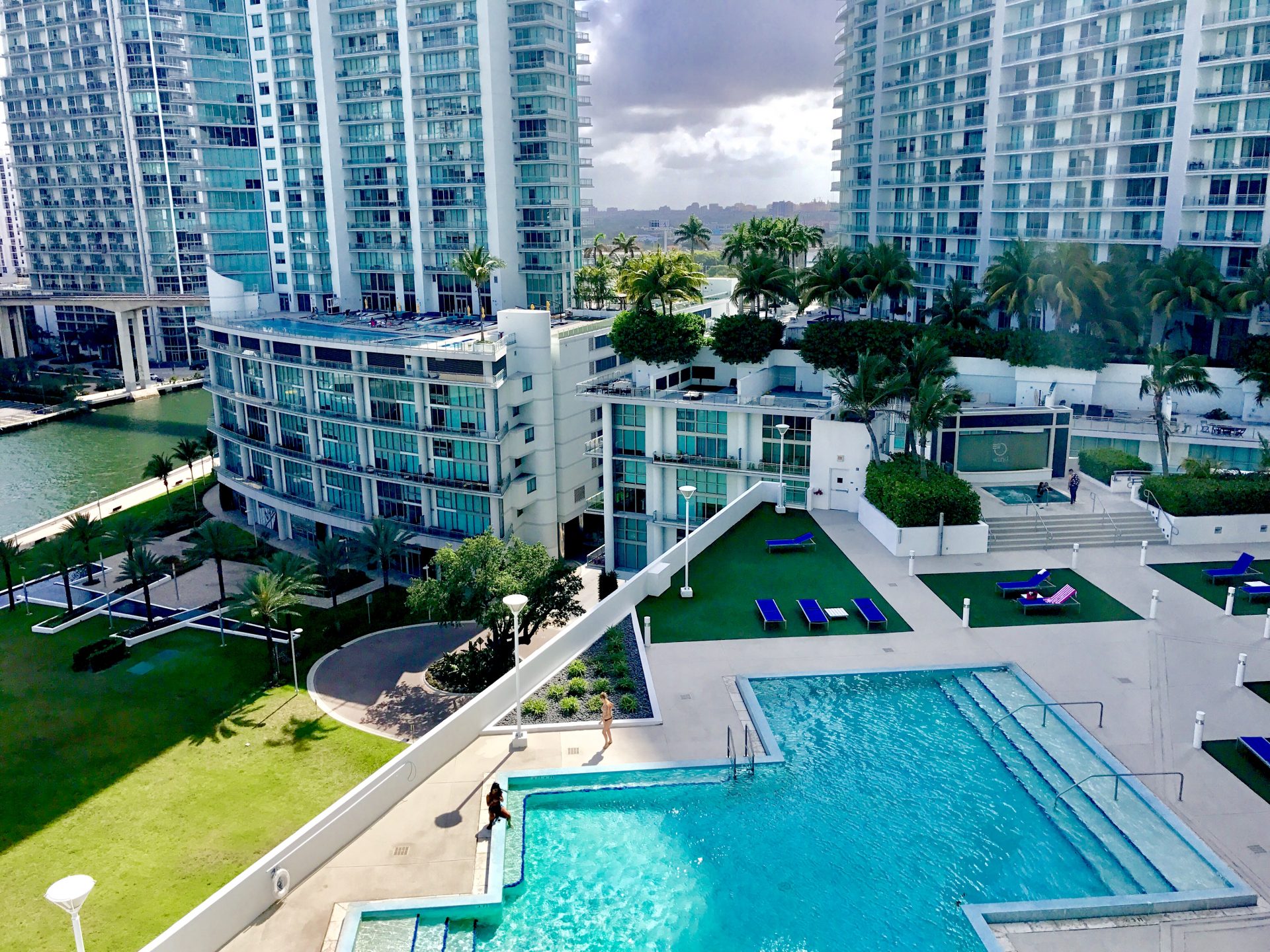 Image of condo pool in Miami Florida